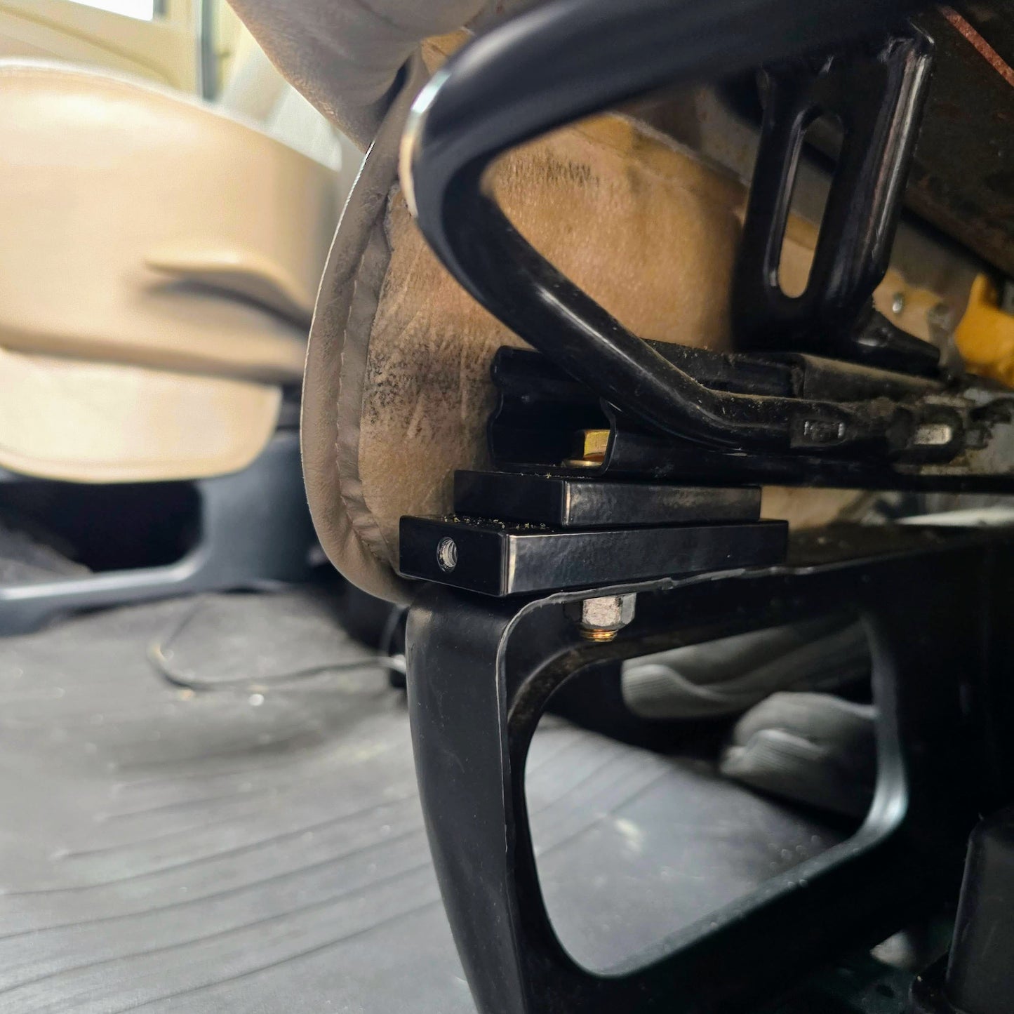 FRONT SEAT JACKERS (1996 CHEVY EXPRESS)
