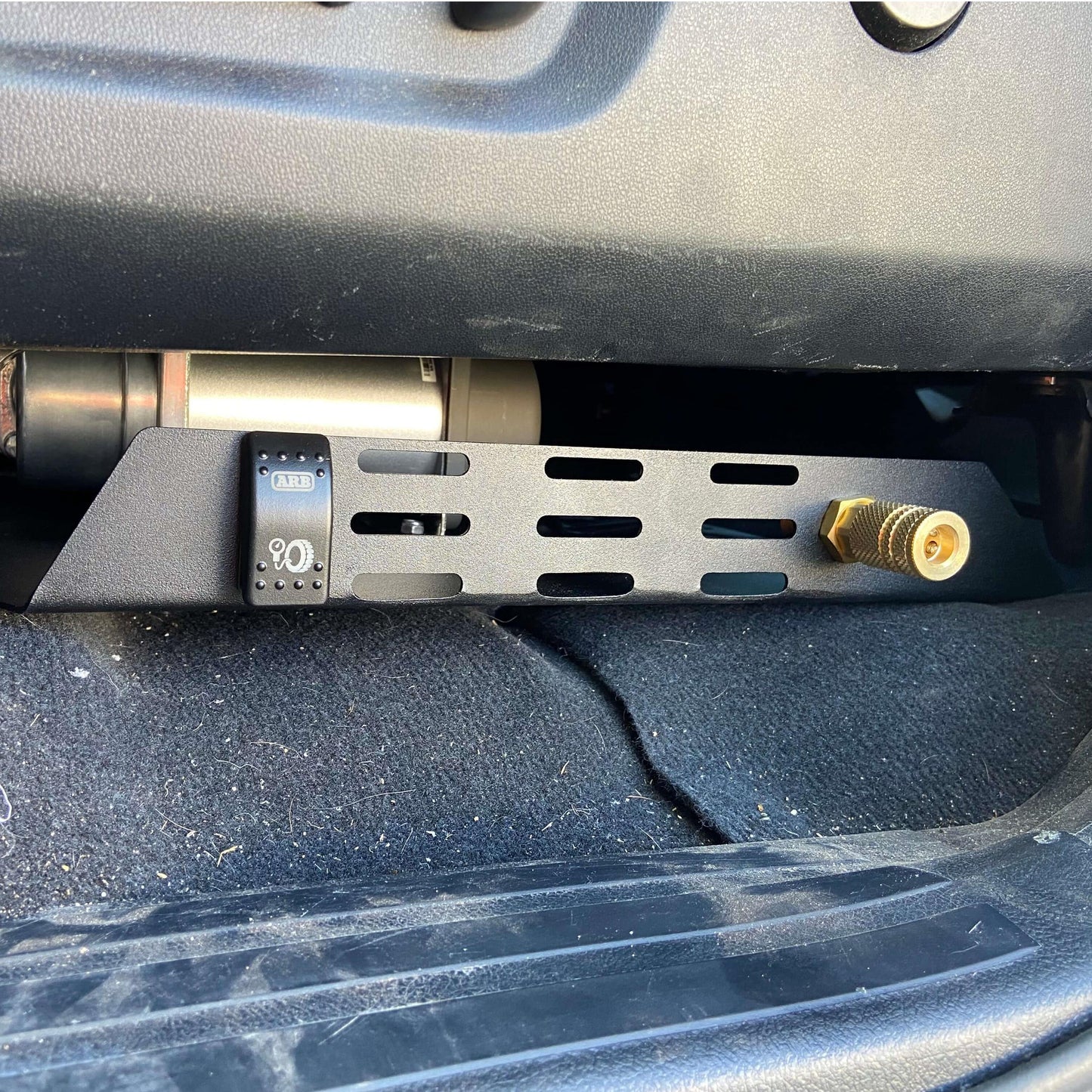 UNDER SEAT COMPRESSOR MOUNT (2007-2021 TOYOTA TUNDRA) - Desert Does It