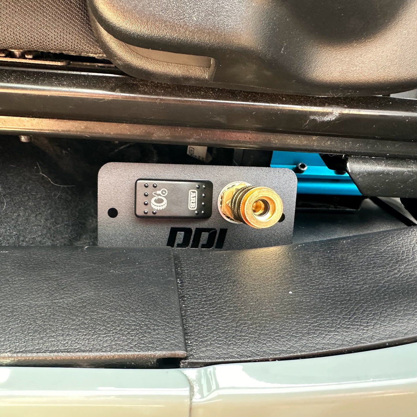 UNDER SEAT COMPRESSOR MOUNT (2018-2024 JEEP WRANGLER JLU, & GLADIATOR)