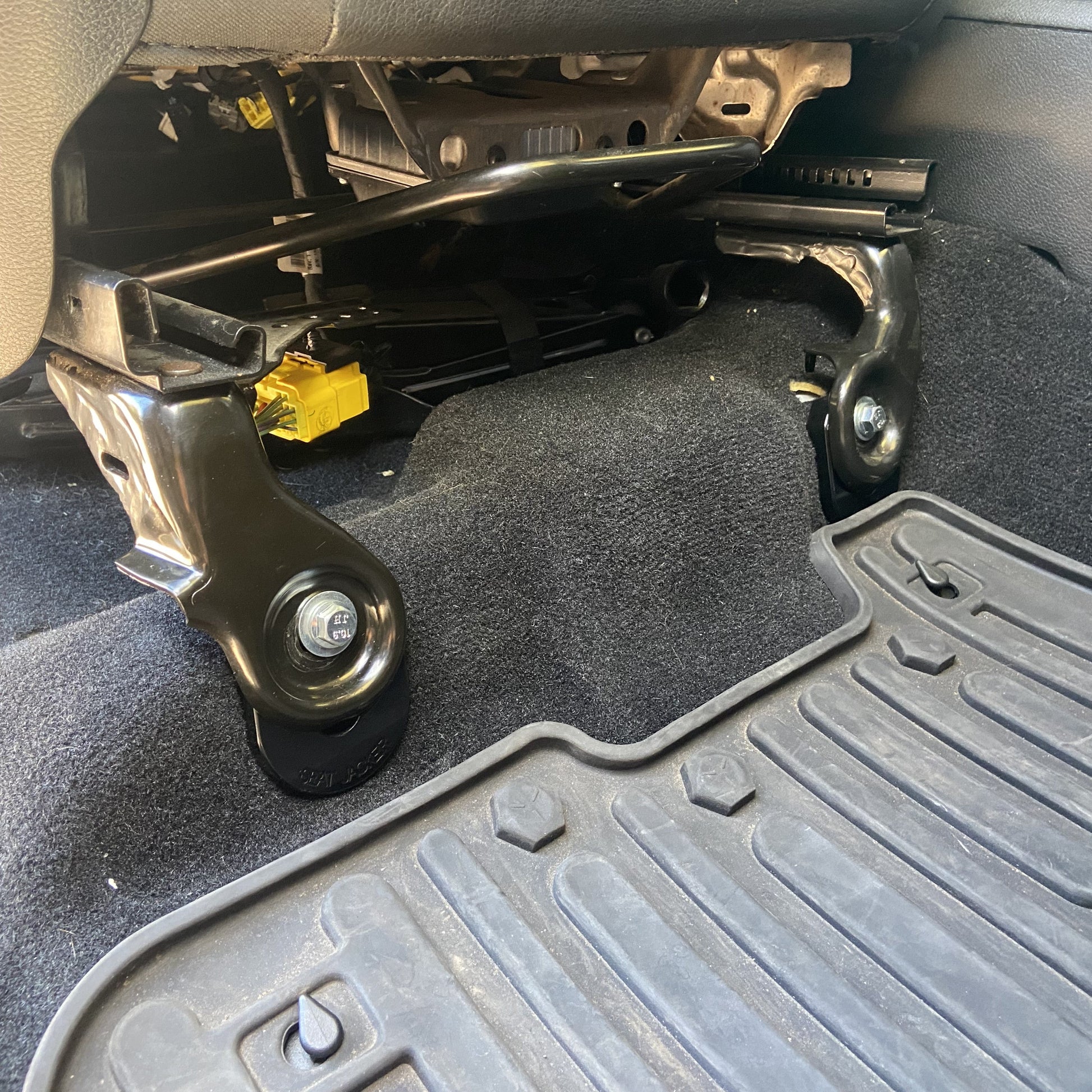 ADJUSTABLE FRONT SEAT JACKERS® (2002-2018 RAM 1500) - Desert Does It