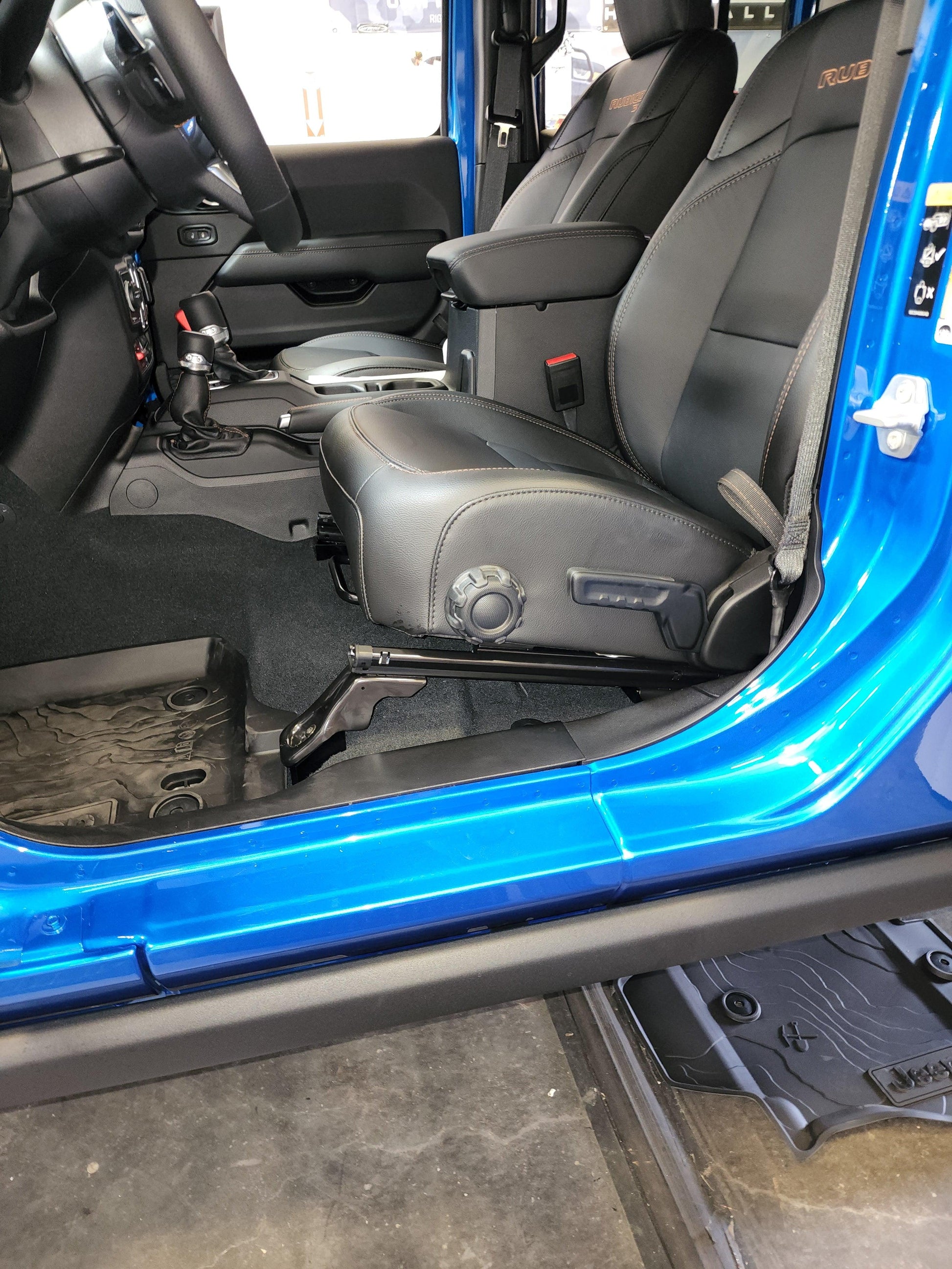 SHORTY FRONT SEAT JACKERS® (2018-2023 JEEP WRANGLER JL, JLU, & GLADIATOR) - Desert Does It