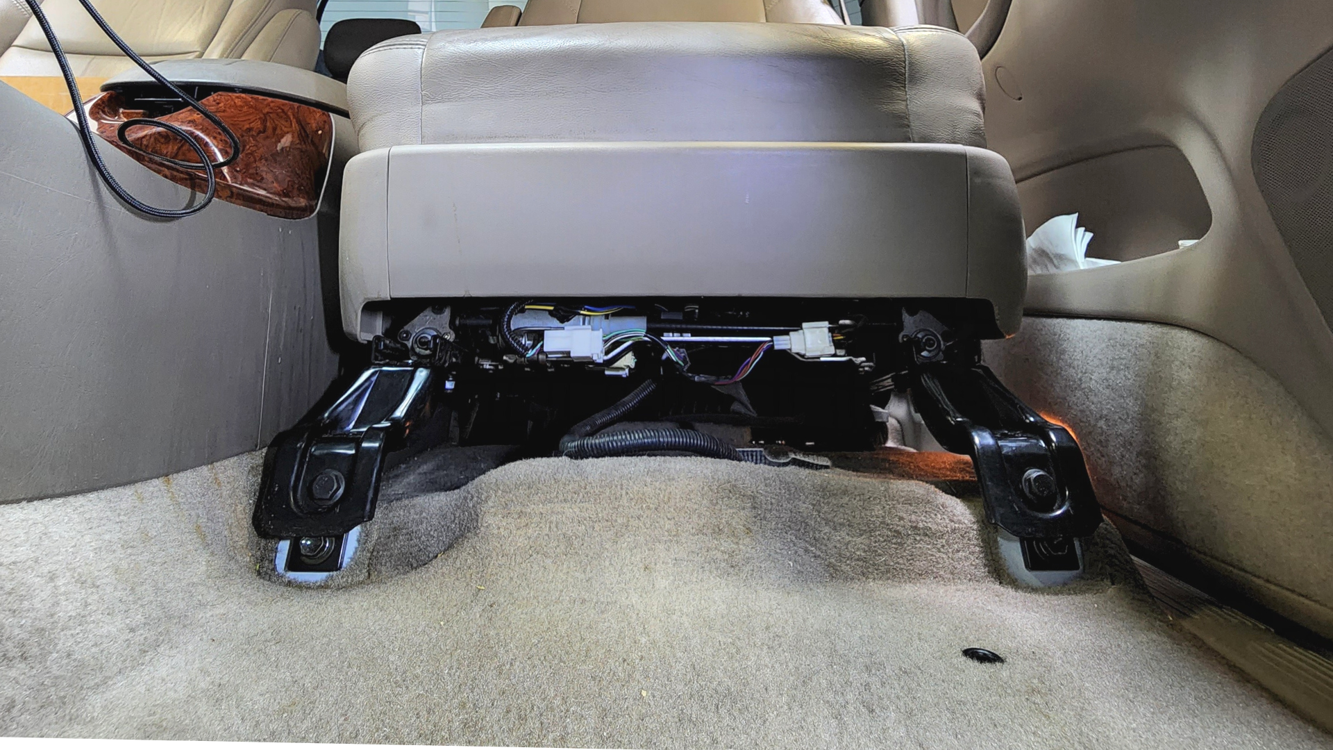 SEAT JACKERS INSTALLED IN TOYOTA TUNDRA 2000 TO 2006